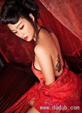 素肩粉颈之古典美女
